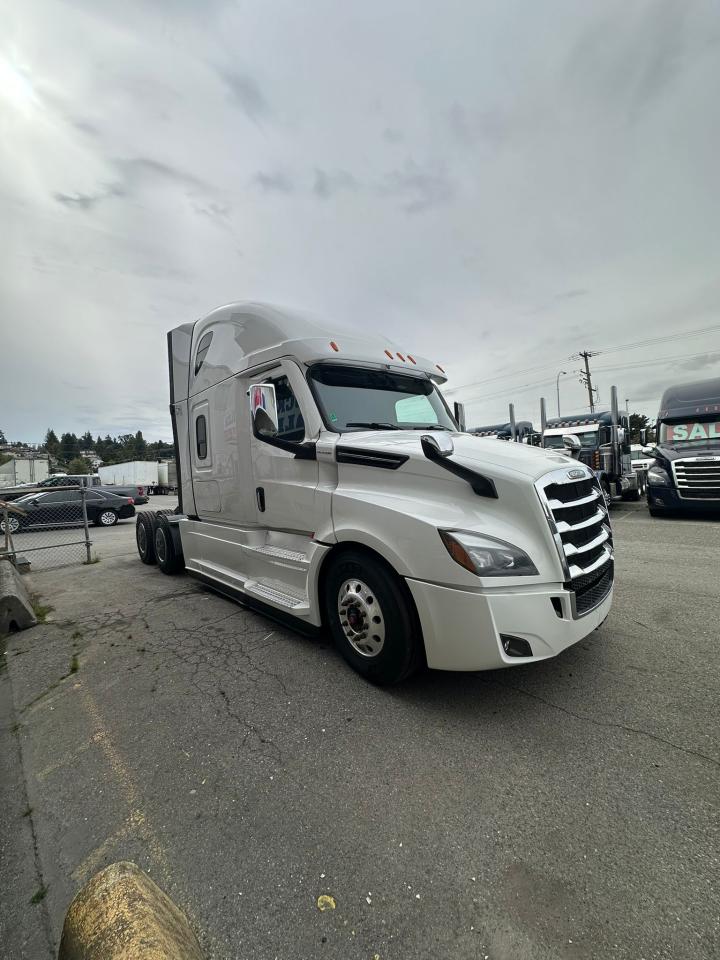 2022 Freightliner CASCADIA  - Photo #2