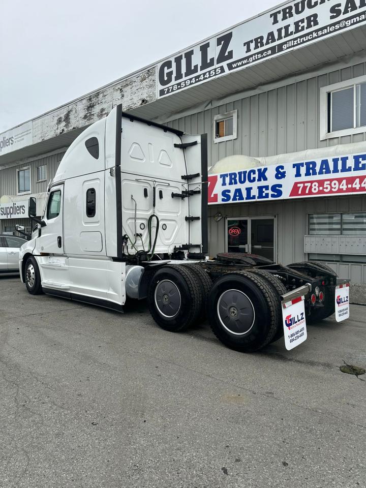 2022 Freightliner CASCADIA  - Photo #5