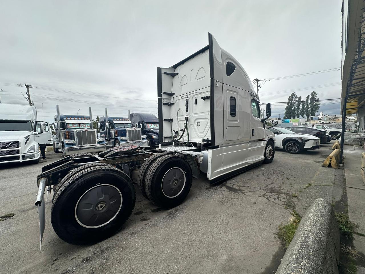 2022 Freightliner CASCADIA  - Photo #6