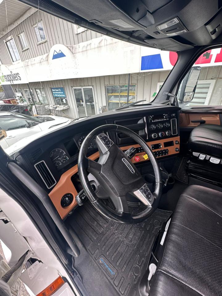 2022 Freightliner CASCADIA  - Photo #9