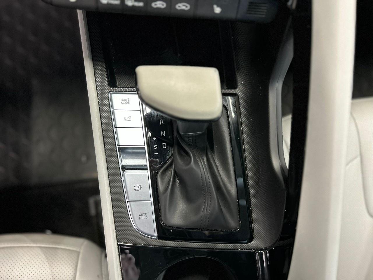 2024 Hyundai Elantra Luxury Photo