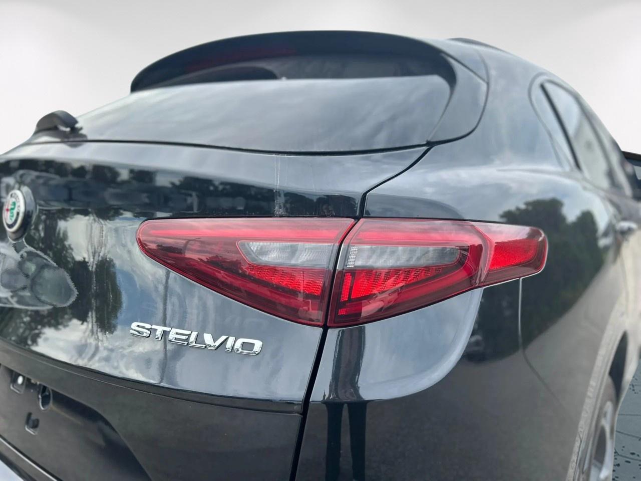 2022 Alfa Romeo Stelvio Veloce Photo