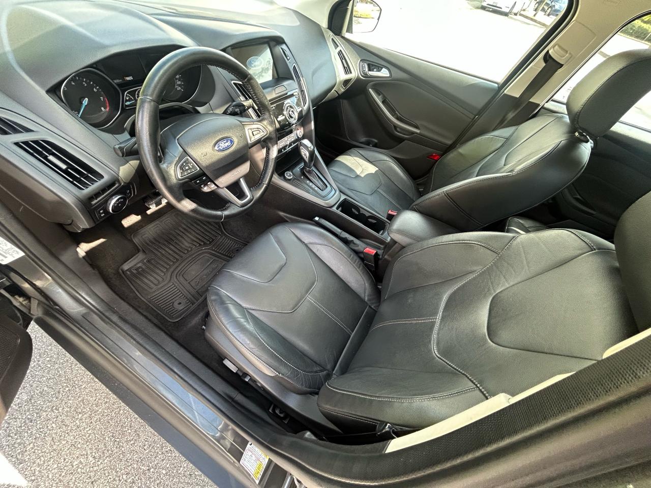 2016 Ford Focus SE - Photo #9