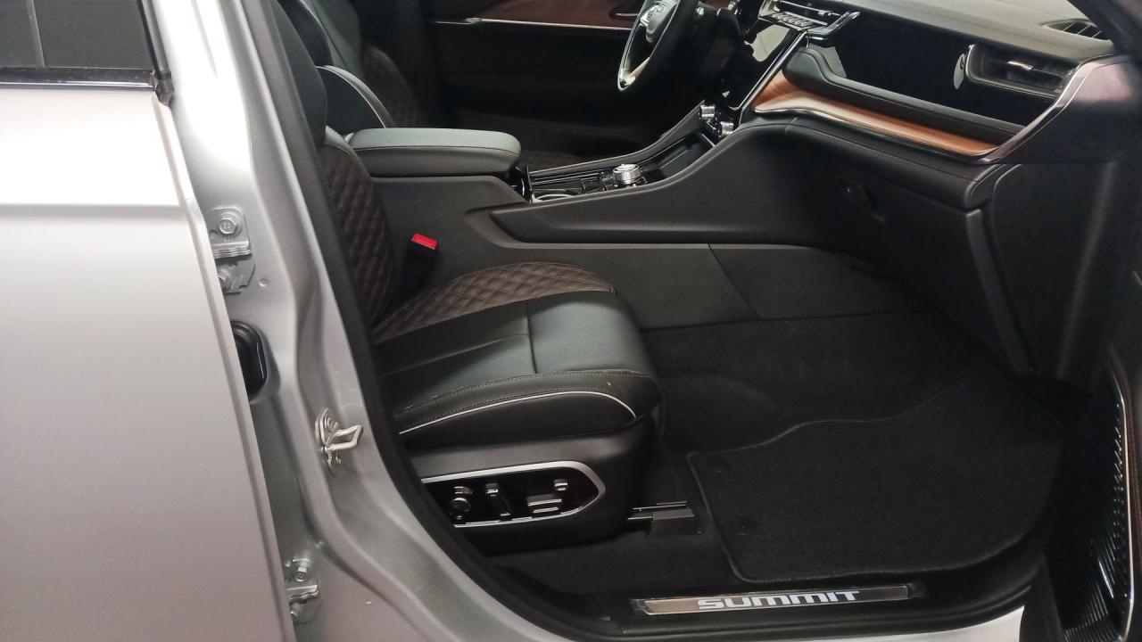 2025 Jeep Grand Cherokee L Summit Reserve 4x4 Photo