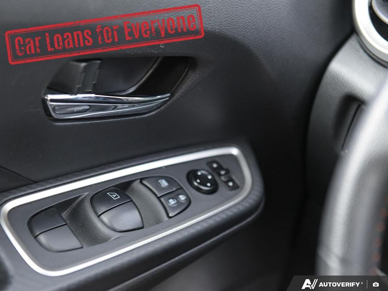 2023 Nissan Versa SR Photo