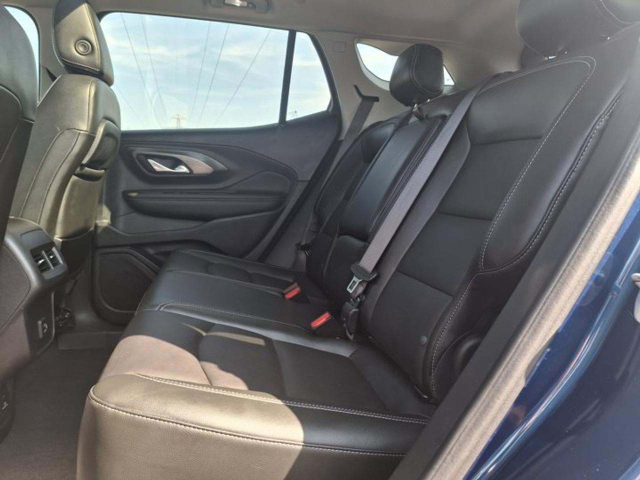 2022 GMC Terrain SLT AWD | Leather | Pano Roof | Navi | Bose Audio | Power Liftgate | Remote Start | and More ! Photo