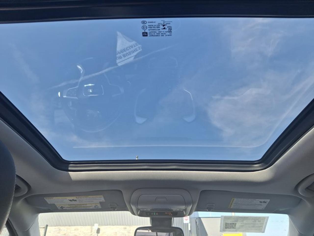 2022 GMC Terrain SLT AWD | Leather | Pano Roof | Navi | Bose Audio | Power Liftgate | Remote Start | and More ! Photo