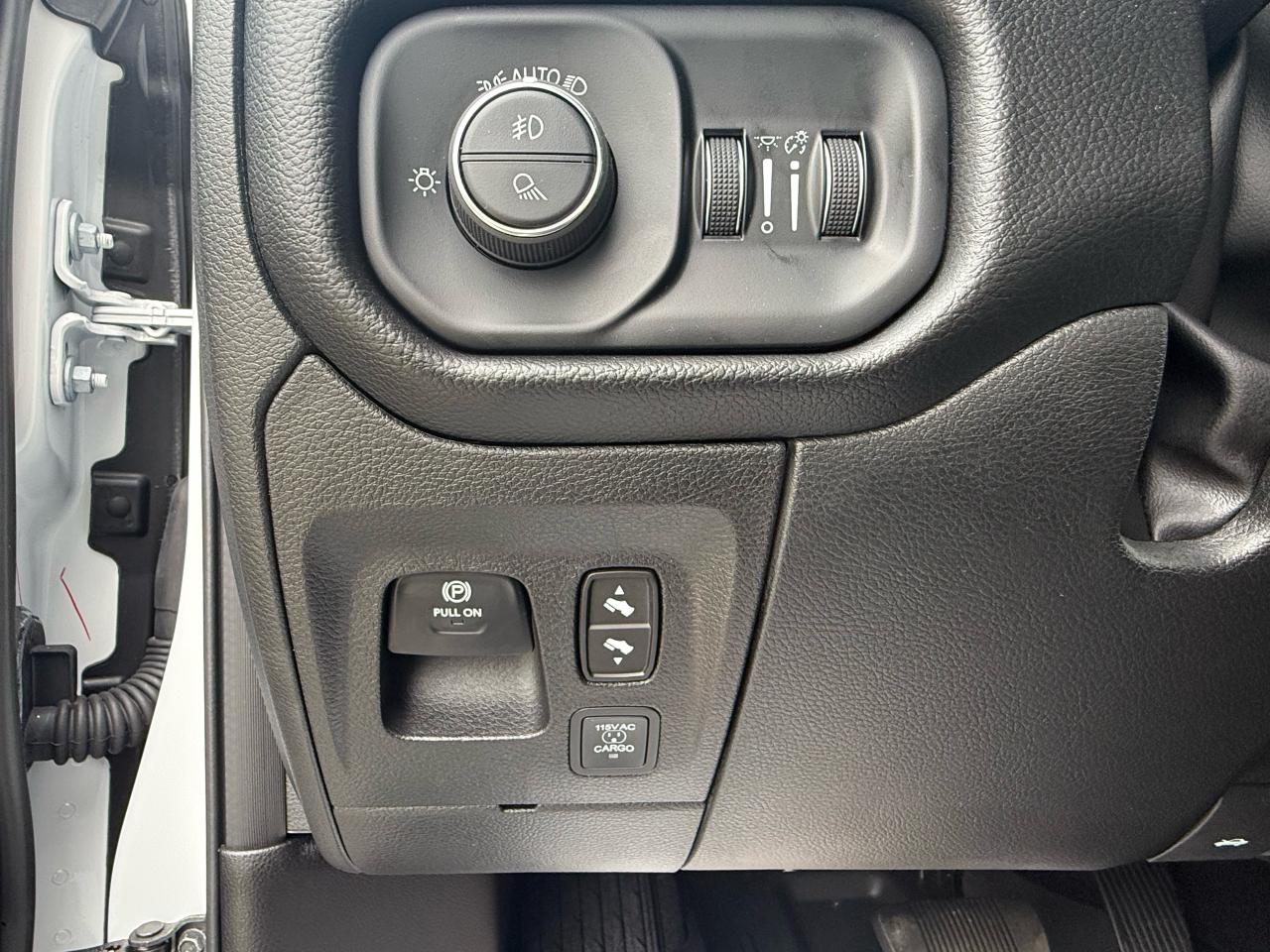 2025 RAM 1500 SPORT 4X4 CREW CAB 5'7" BOX Photo32