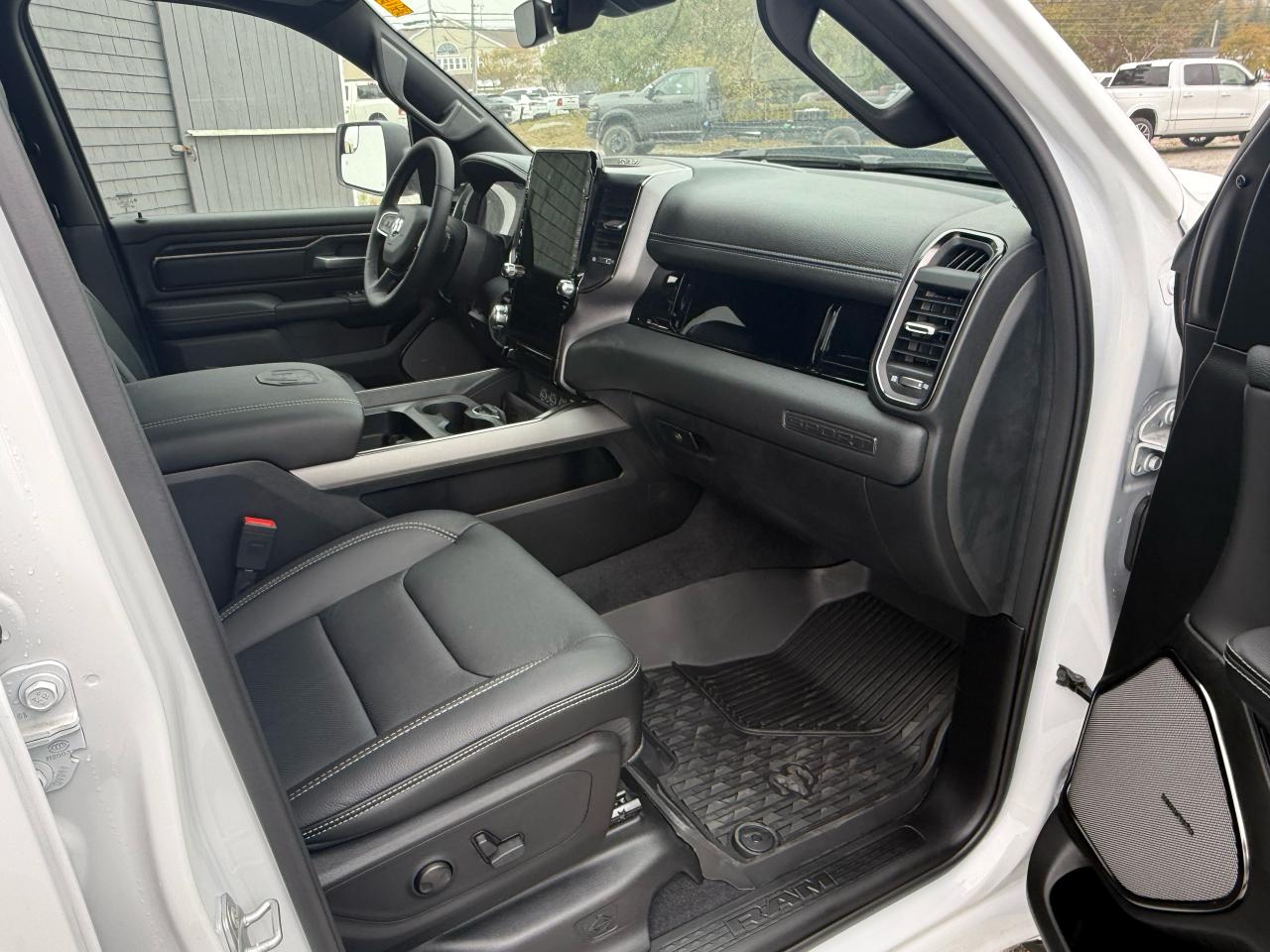 2025 RAM 1500 SPORT 4X4 CREW CAB 5'7" BOX Photo17