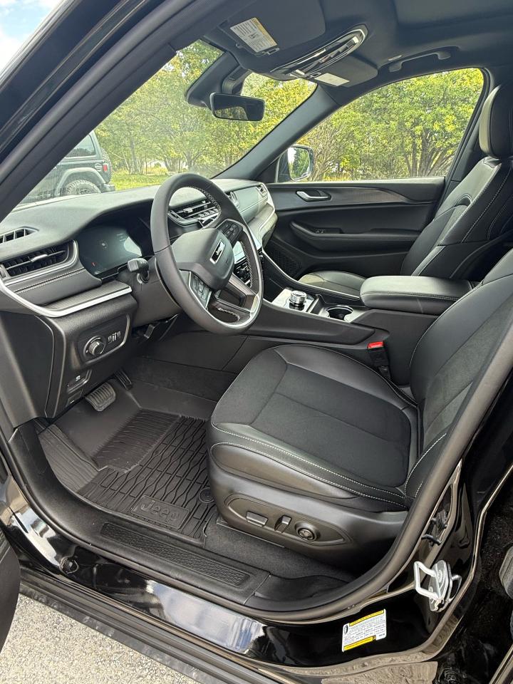 2025 Jeep Grand Cherokee L Altitude 4x4 Photo11