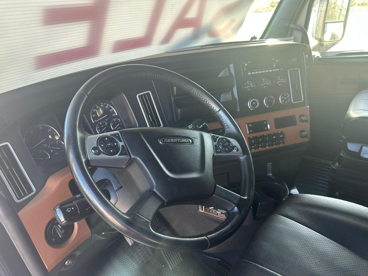 2023 Freightliner CASCADIA  - Photo #9