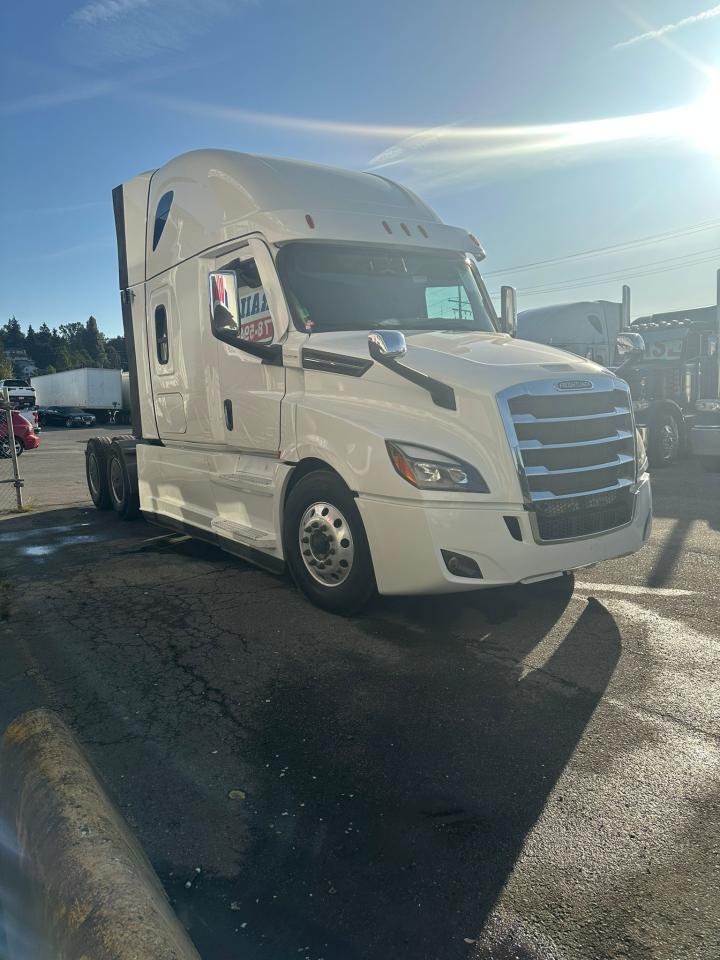 2023 Freightliner CASCADIA  - Photo #2