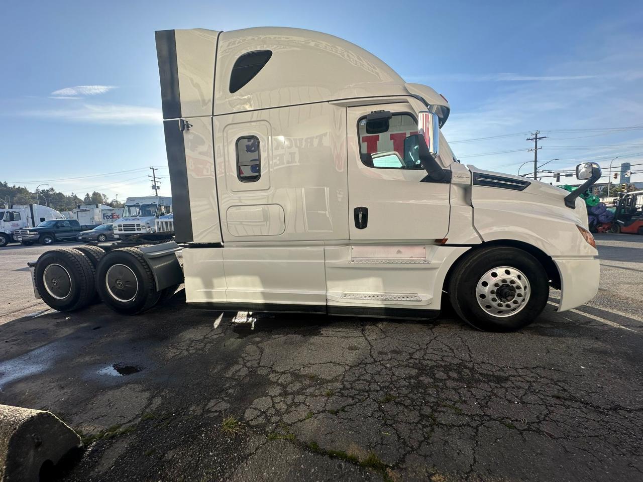 2023 Freightliner CASCADIA  - Photo #5