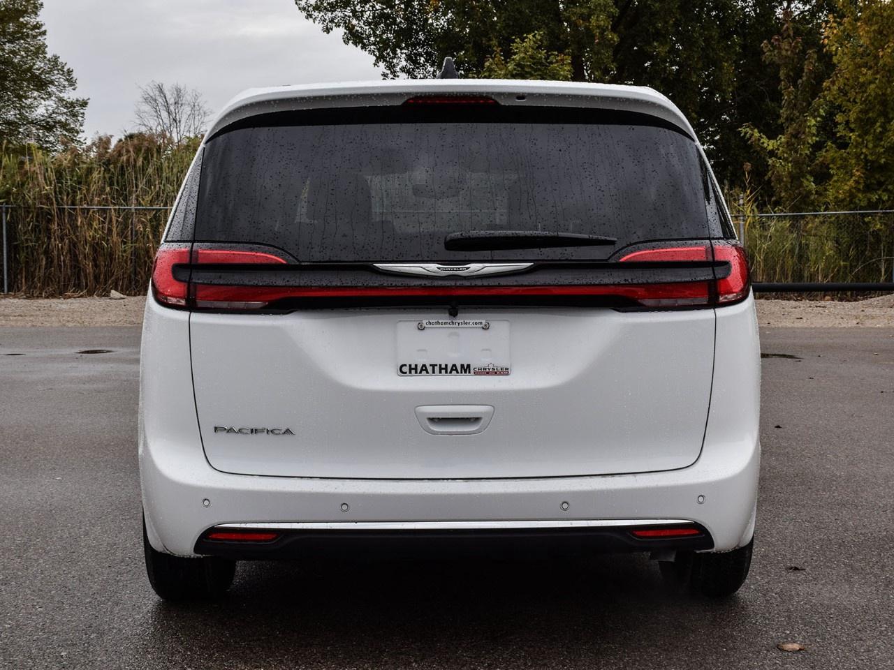 2026 Chrysler Pacifica Select FWD Photo2