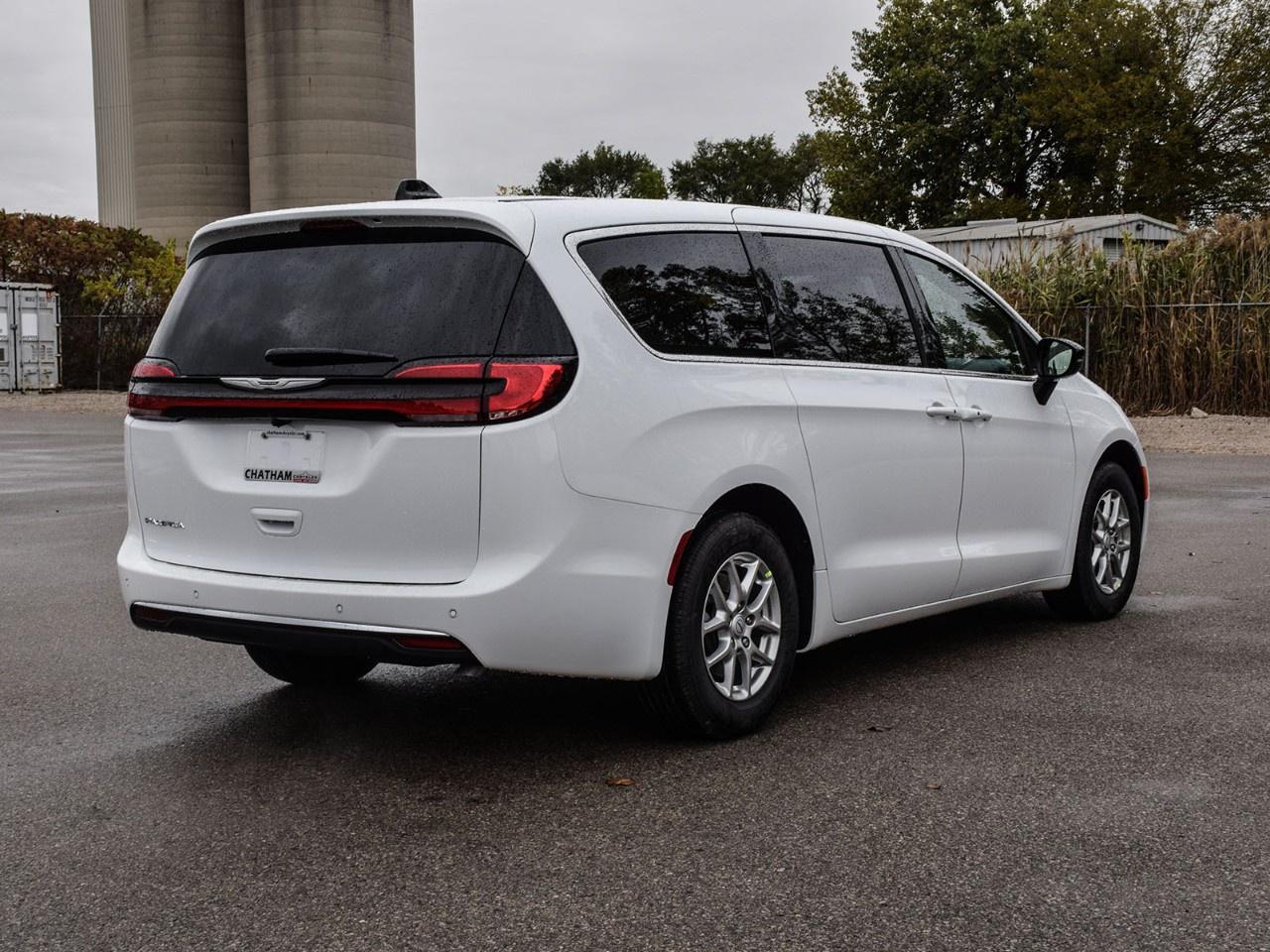 2026 Chrysler Pacifica Select FWD Photo3