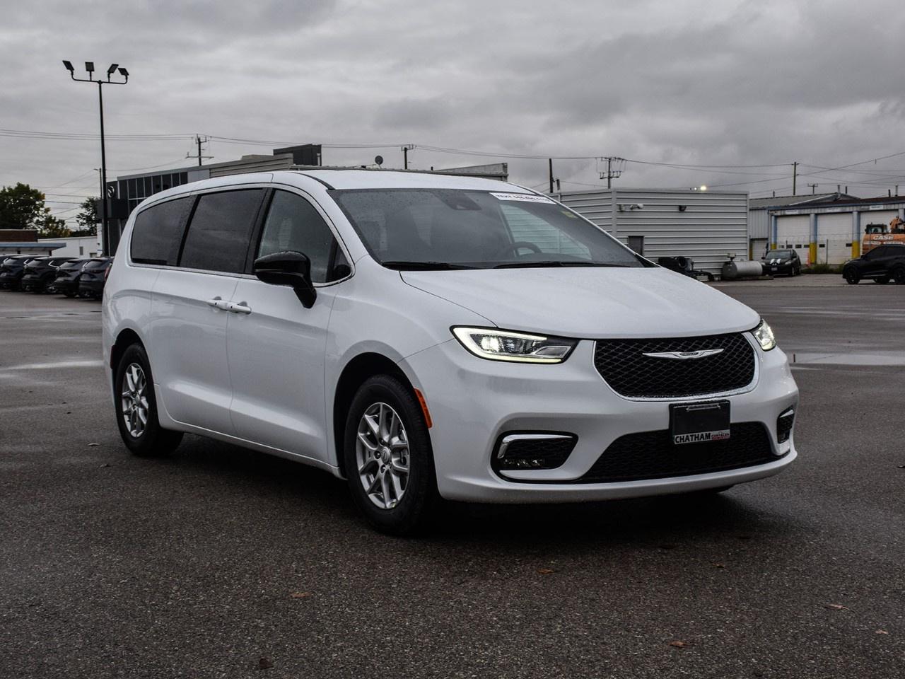 2026 Chrysler Pacifica Select FWD Photo4