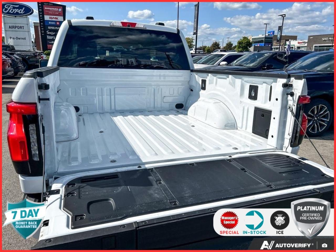 2024 Ford F-150 Lightning XLT CREW CAB 4X4 LOW KMS ONE OWNER NO ACCIDENTS! Photo