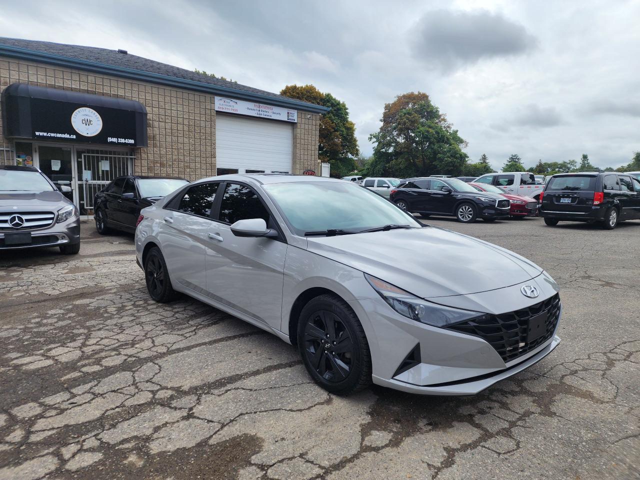 2022 Hyundai Elantra Preferred l One Owner l Sunroof l Bluetooth l Photo2