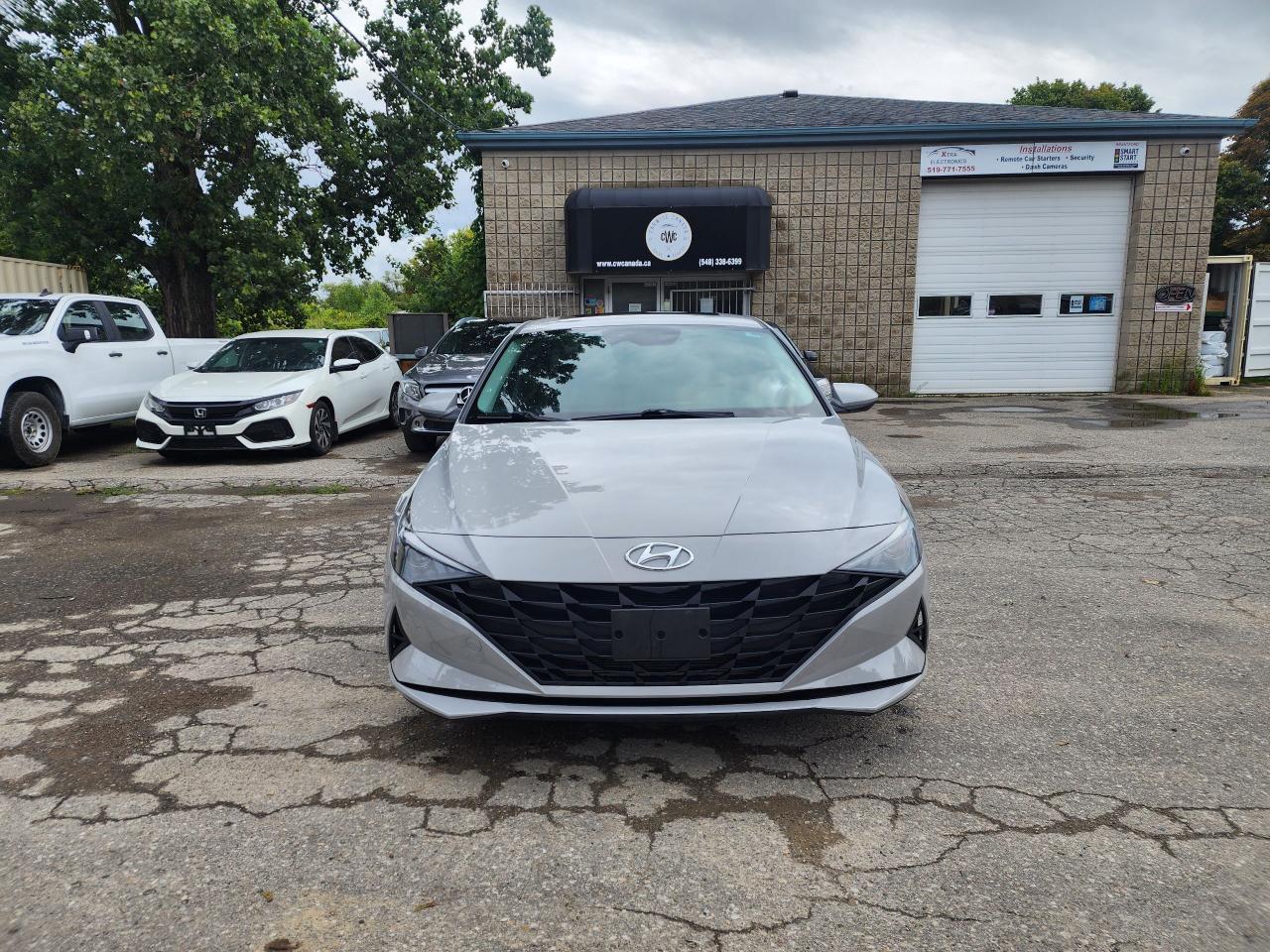 2022 Hyundai Elantra Preferred l One Owner l Sunroof l Bluetooth l - Photo #2