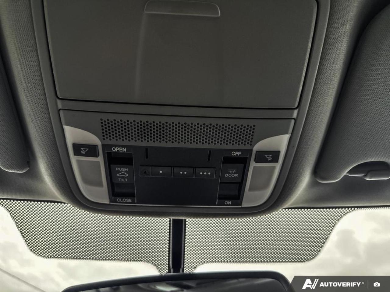 2017 Acura TLX NO ACCIDENTS/ LEATHER / ROOF / HTD SEATS / LOW KMS - Photo #19