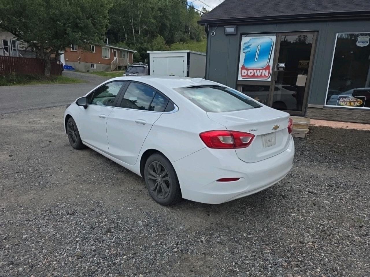 2019 Chevrolet Cruze LT Photo2