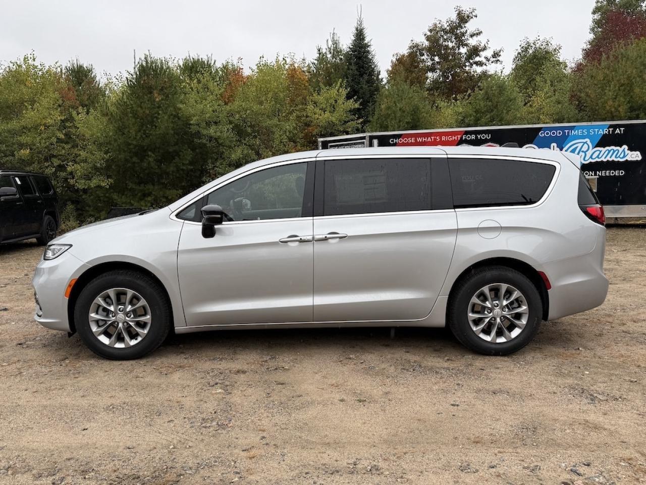 2026 Chrysler Pacifica Select AWD Photo3