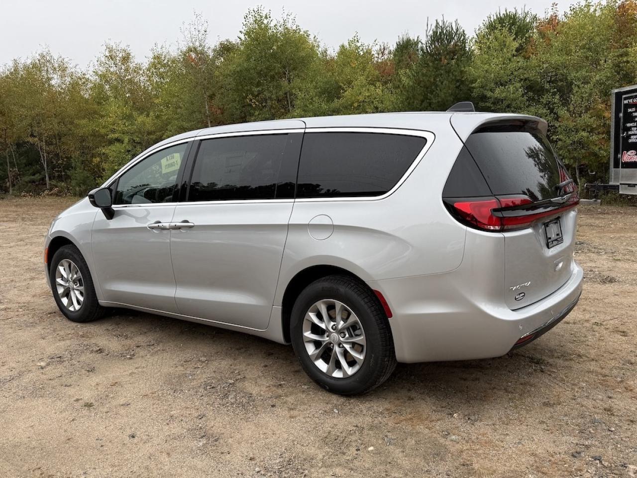 2026 Chrysler Pacifica Select AWD Photo4