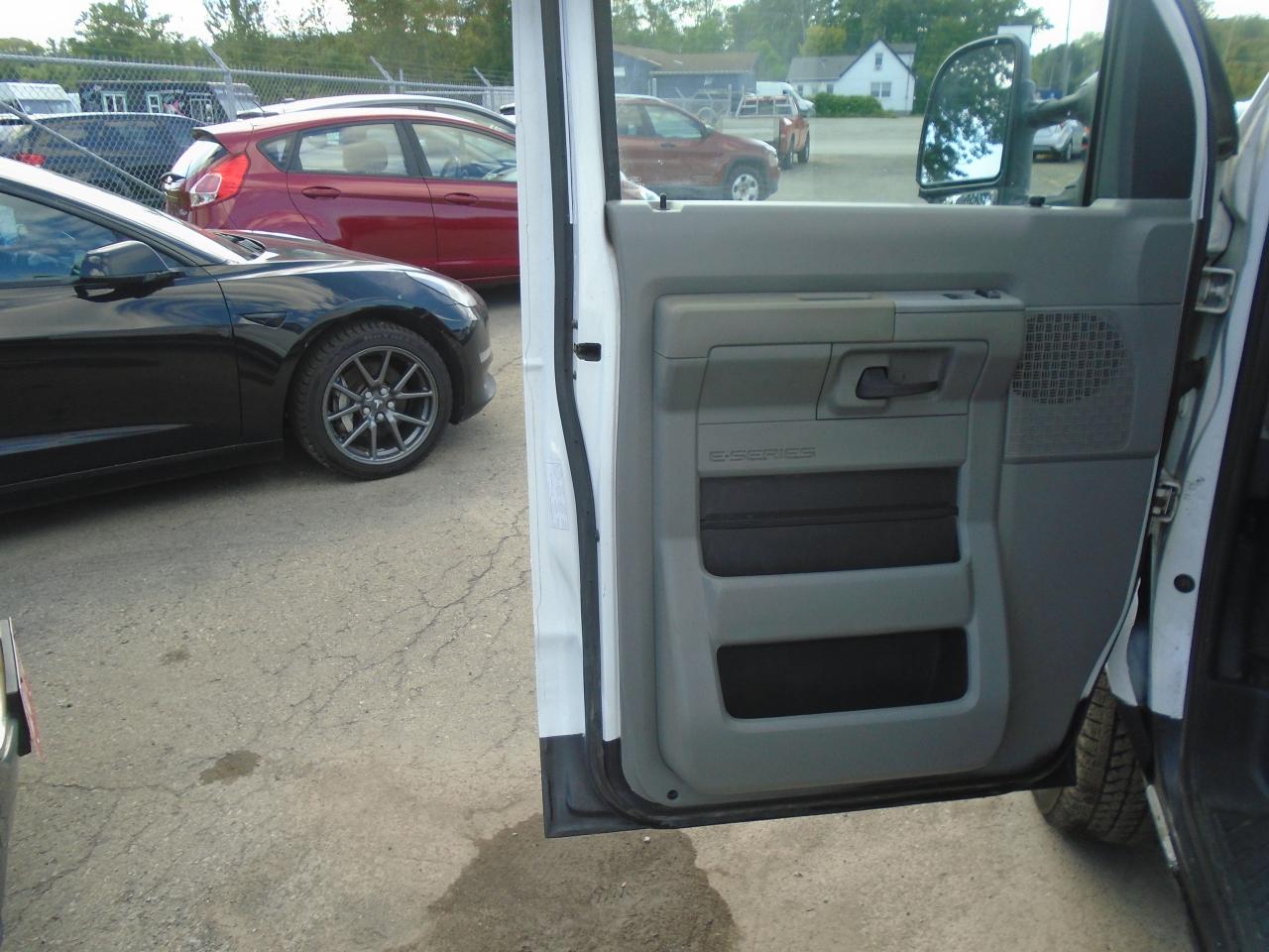 2014 Ford Econoline E-150 Commercial - Photo #9