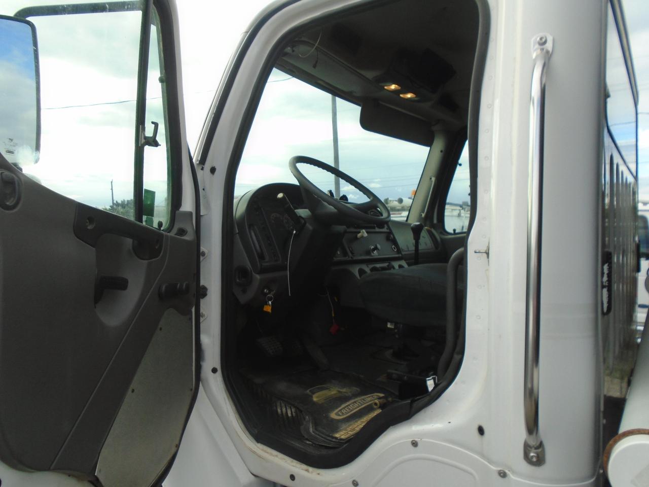 2006 Freightliner M2 Flat bed - Photo #10