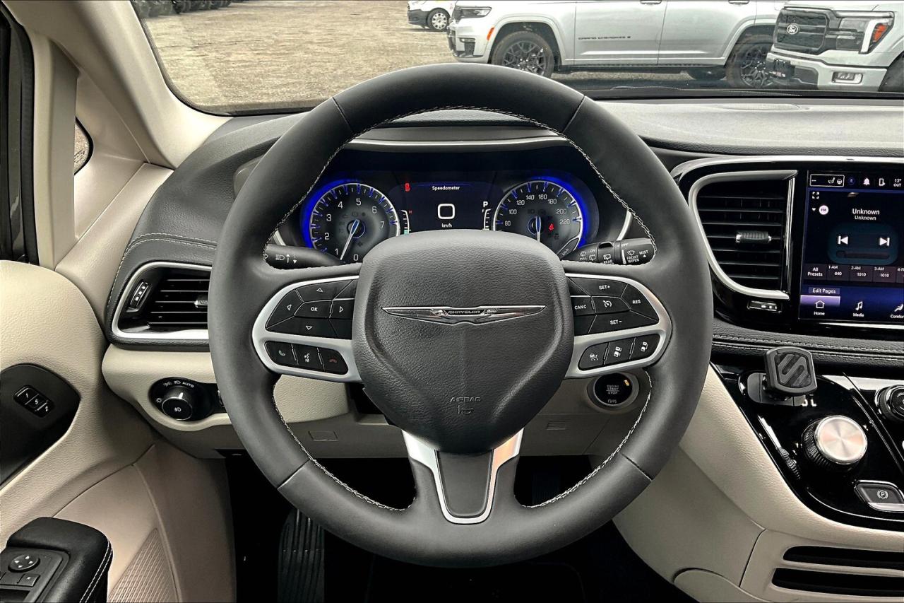 2023 Chrysler Pacifica Touring L | SafetyTech | Heated Leather | FWD Photo