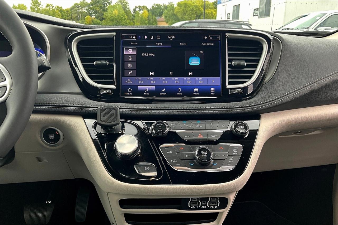 2023 Chrysler Pacifica Touring L | SafetyTech | Heated Leather | FWD Photo