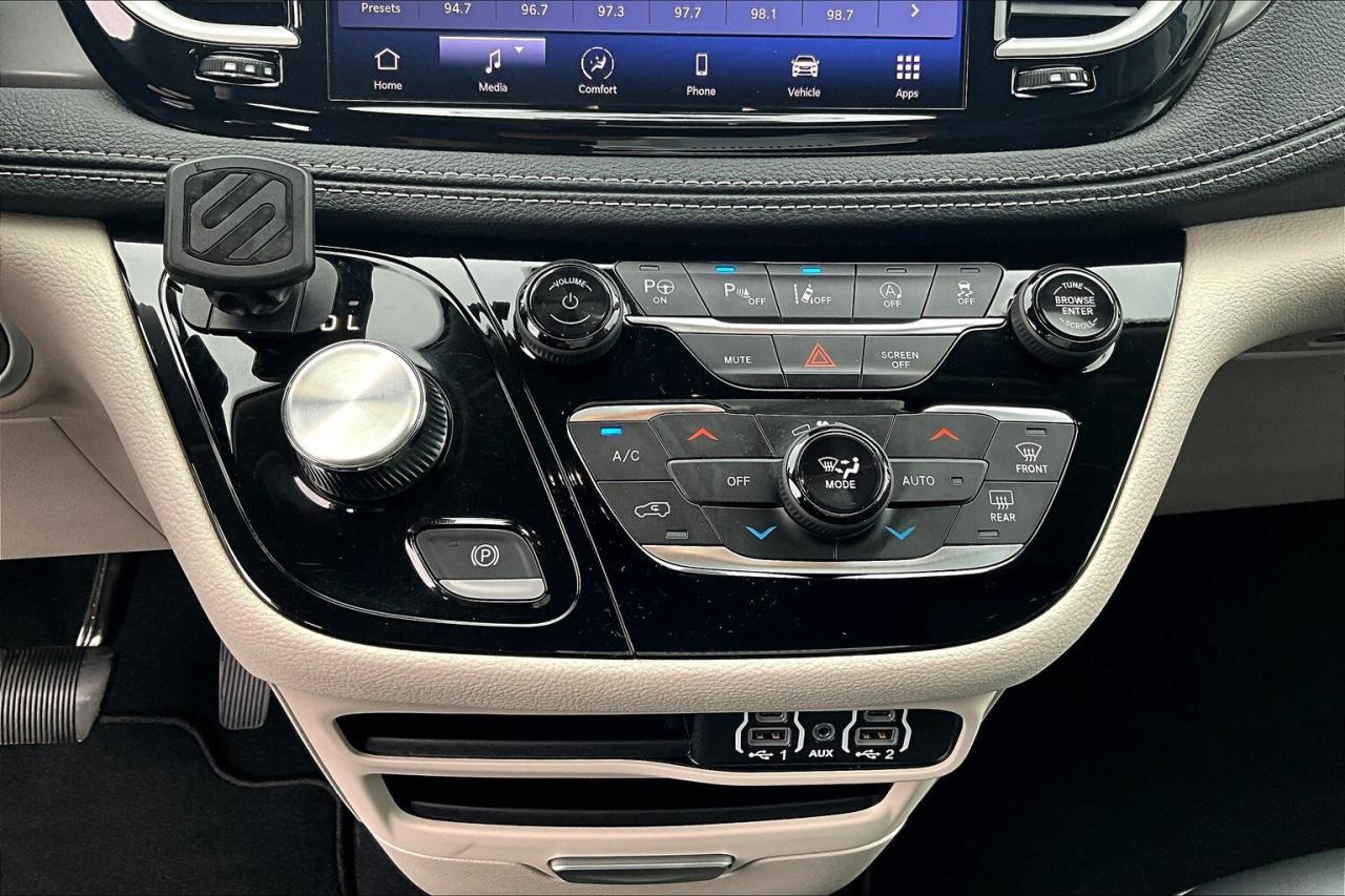2023 Chrysler Pacifica Touring L | SafetyTech | Heated Leather | FWD Photo