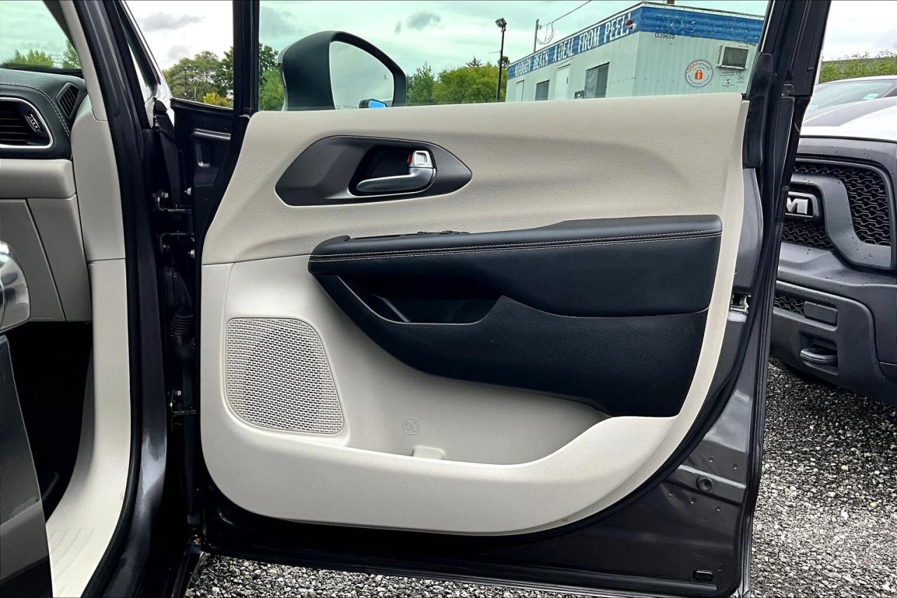 2023 Chrysler Pacifica Touring L | SafetyTech | Heated Leather | FWD Photo