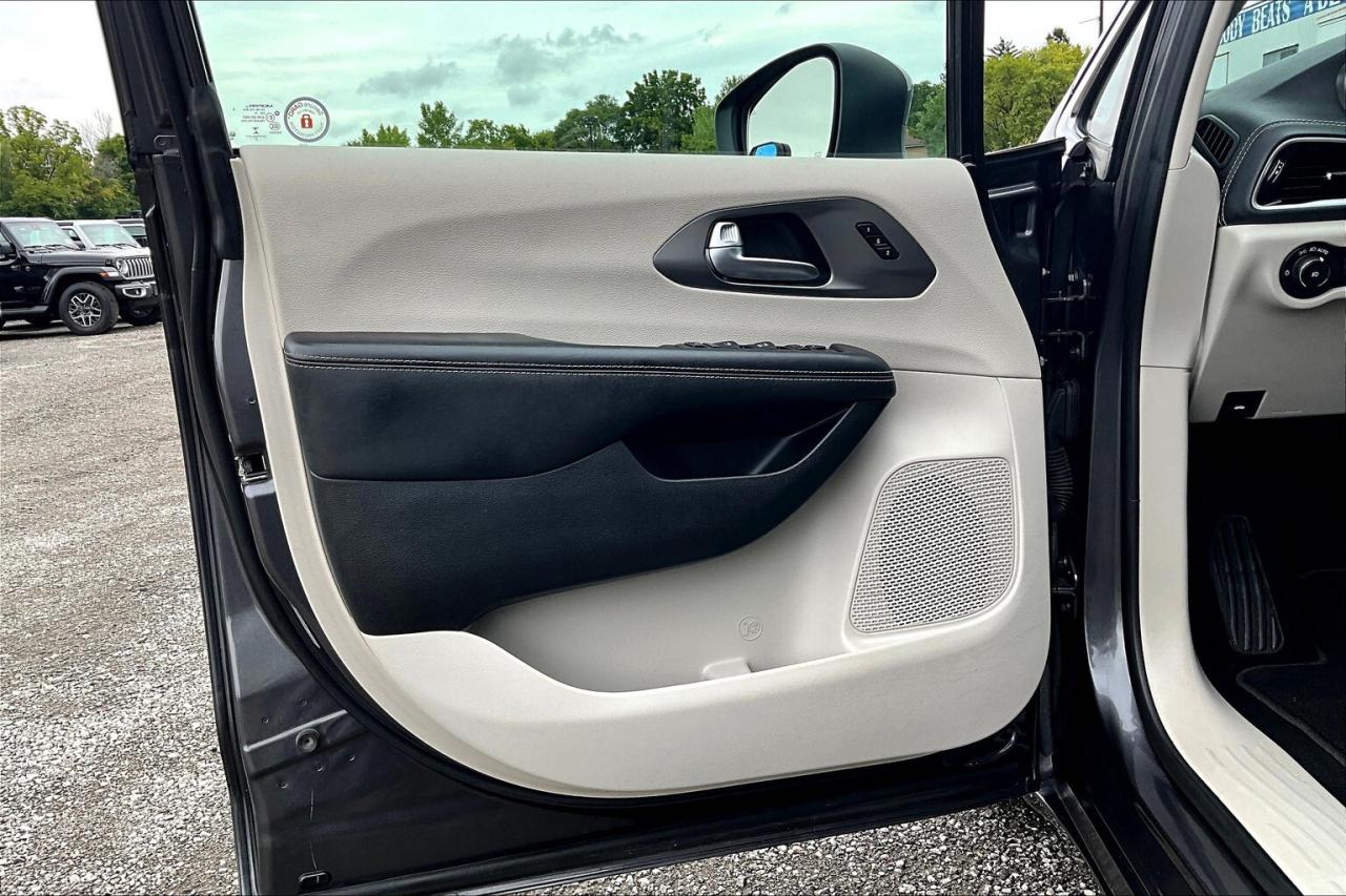 2023 Chrysler Pacifica Touring L | SafetyTech | Heated Leather | FWD Photo