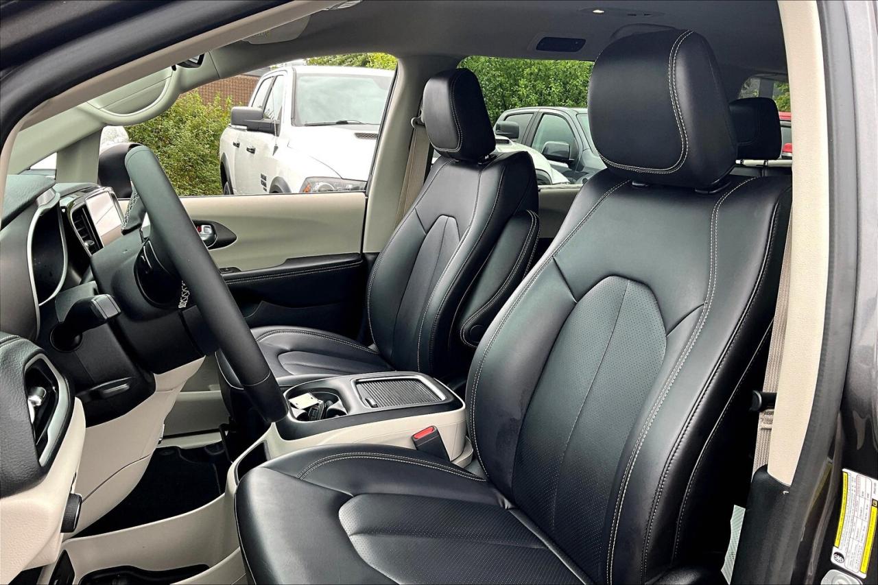 2023 Chrysler Pacifica Touring L | SafetyTech | Heated Leather | FWD Photo