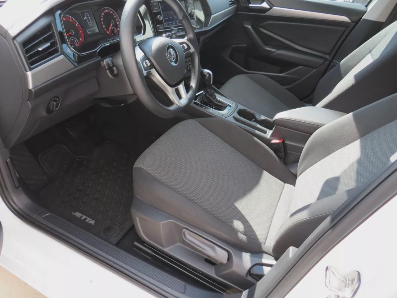 2020 Volkswagen Jetta Comfortline (**CLEAN TITLE/NO ACCIDENTS!!**SAFETY/CERTIFIED!!**ALLOY RIMS**HEATED SEATS**REVERSE CAMERA**DIGITAL TOUCHSCREEN**ECO MODE**CUSTOM JETTA RUBBER FLOOR MATS**CRUISE CONTROL**BLUETOOTH**) Photo3