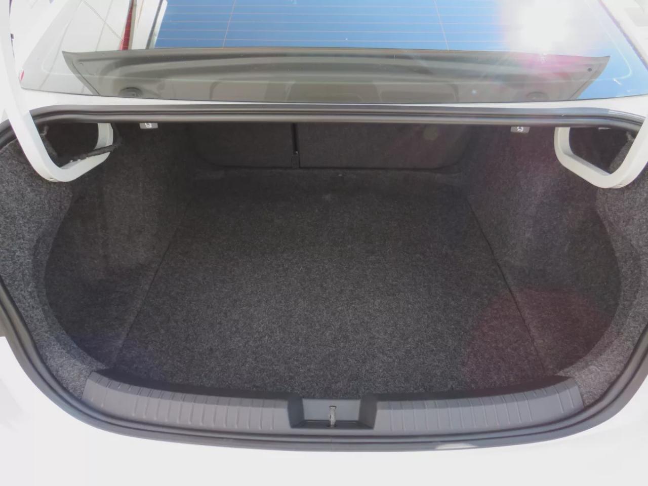 2020 Volkswagen Jetta Comfortline (**CLEAN TITLE/NO ACCIDENTS!!**SAFETY/CERTIFIED!!**ALLOY RIMS**HEATED SEATS**REVERSE CAMERA**DIGITAL TOUCHSCREEN**ECO MODE**CUSTOM JETTA RUBBER FLOOR MATS**CRUISE CONTROL**BLUETOOTH**) Photo