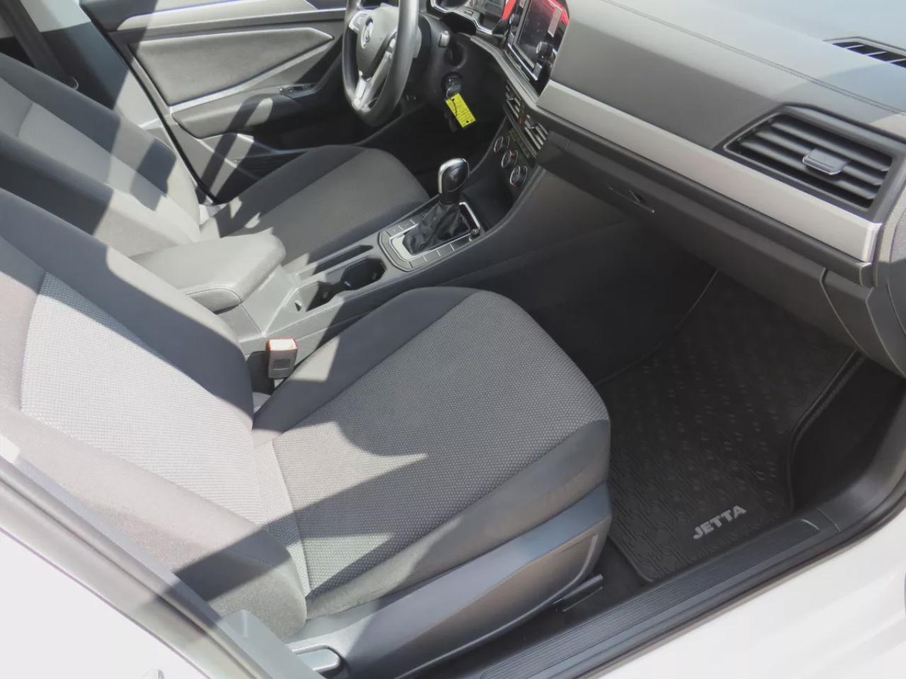 2020 Volkswagen Jetta Comfortline (**CLEAN TITLE/NO ACCIDENTS!!**SAFETY/CERTIFIED!!**ALLOY RIMS**HEATED SEATS**REVERSE CAMERA**DIGITAL TOUCHSCREEN**ECO MODE**CUSTOM JETTA RUBBER FLOOR MATS**CRUISE CONTROL**BLUETOOTH**) Photo