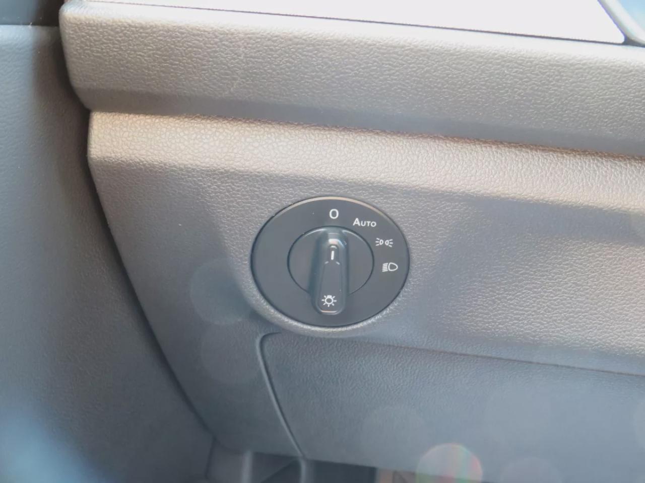 2020 Volkswagen Jetta Comfortline (**CLEAN TITLE/NO ACCIDENTS!!**SAFETY/CERTIFIED!!**ALLOY RIMS**HEATED SEATS**REVERSE CAMERA**DIGITAL TOUCHSCREEN**ECO MODE**CUSTOM JETTA RUBBER FLOOR MATS**CRUISE CONTROL**BLUETOOTH**) Photo