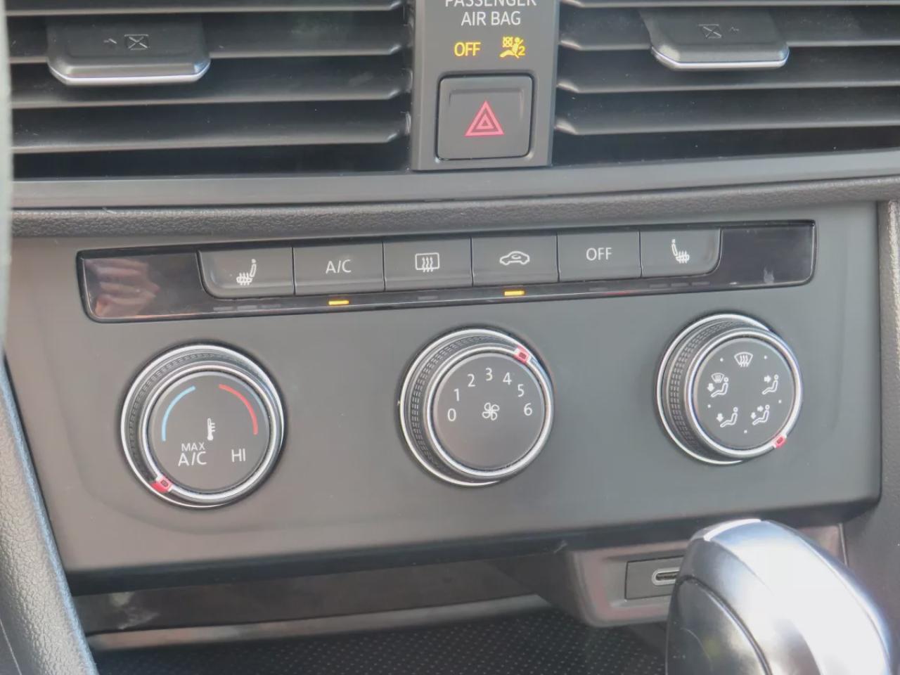 2020 Volkswagen Jetta Comfortline (**CLEAN TITLE/NO ACCIDENTS!!**SAFETY/CERTIFIED!!**ALLOY RIMS**HEATED SEATS**REVERSE CAMERA**DIGITAL TOUCHSCREEN**ECO MODE**CUSTOM JETTA RUBBER FLOOR MATS**CRUISE CONTROL**BLUETOOTH**) Photo