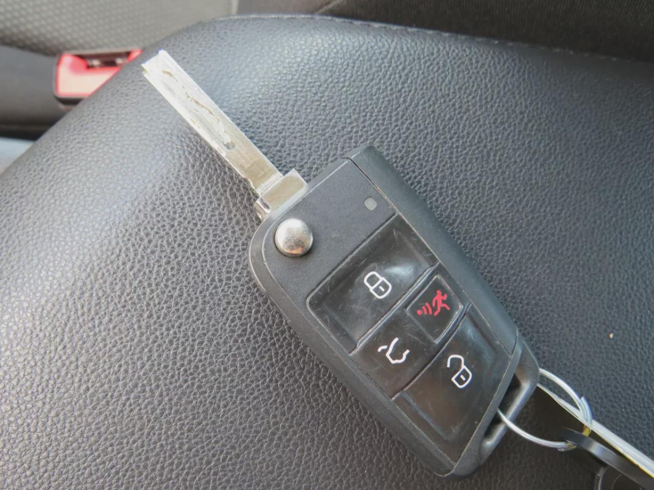 2020 Volkswagen Jetta Comfortline (**CLEAN TITLE/NO ACCIDENTS!!**SAFETY/CERTIFIED!!**ALLOY RIMS**HEATED SEATS**REVERSE CAMERA**DIGITAL TOUCHSCREEN**ECO MODE**CUSTOM JETTA RUBBER FLOOR MATS**CRUISE CONTROL**BLUETOOTH**) Photo