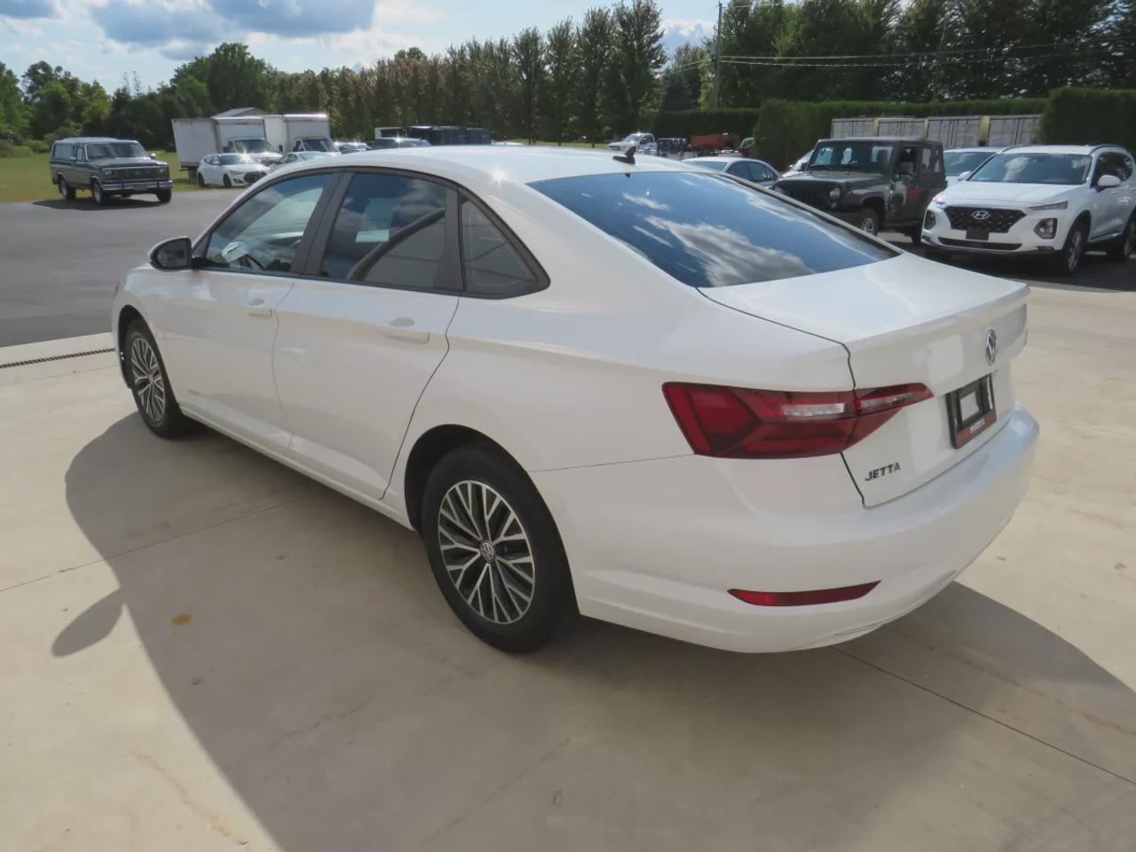 2020 Volkswagen Jetta Comfortline  | Clean Title | No Accidents | Safety Certified | Alloy Rims | Heated Seats | Reverse Camera | Digital Touchscreen | Eco Mode | Custom Jetta Rubber Floor Mats | Cruise Control | Bluetooth Photo