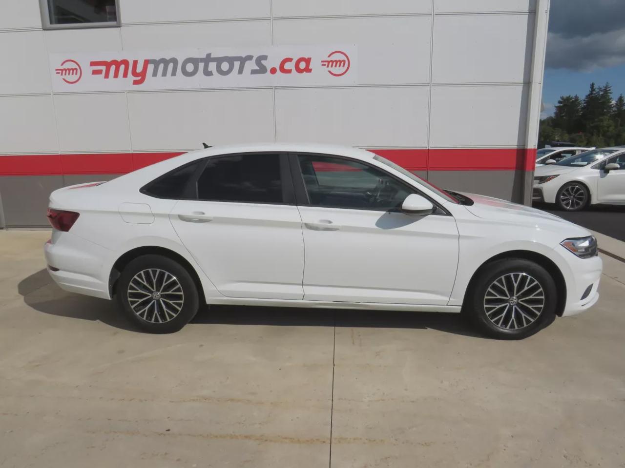 2020 Volkswagen Jetta Comfortline  | Clean Title | No Accidents | Safety Certified | Alloy Rims | Heated Seats | Reverse Camera | Digital Touchscreen | Eco Mode | Custom Jetta Rubber Floor Mats | Cruise Control | Bluetooth Photo