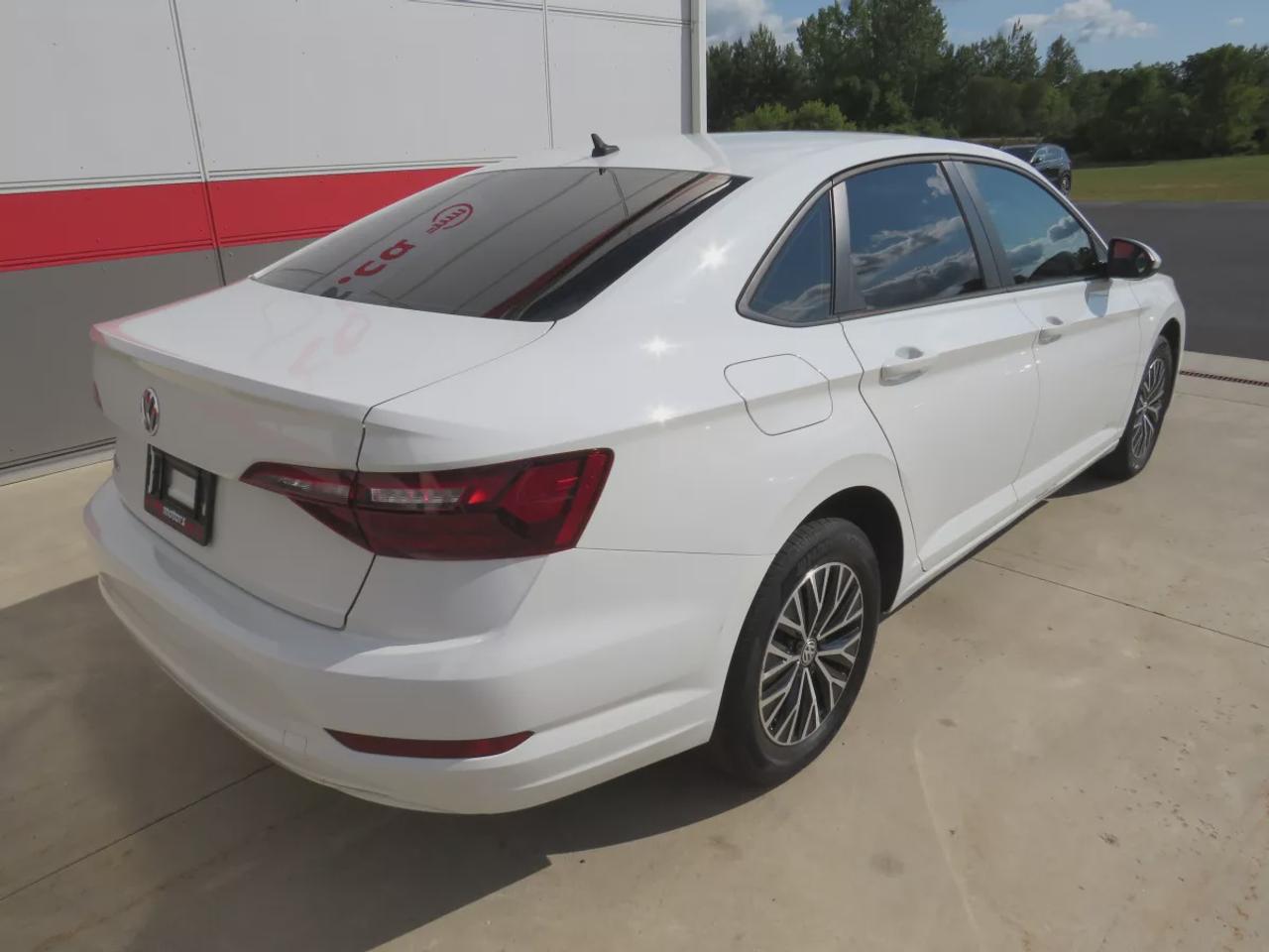 2020 Volkswagen Jetta Comfortline  | Clean Title | No Accidents | Safety Certified | Alloy Rims | Heated Seats | Reverse Camera | Digital Touchscreen | Eco Mode | Custom Jetta Rubber Floor Mats | Cruise Control | Bluetooth Photo
