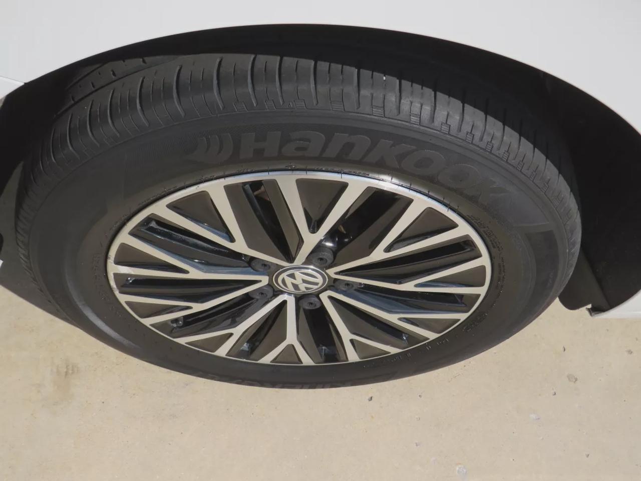 2020 Volkswagen Jetta Comfortline  | Clean Title | No Accidents | Safety Certified | Alloy Rims | Heated Seats | Reverse Camera | Digital Touchscreen | Eco Mode | Custom Jetta Rubber Floor Mats | Cruise Control | Bluetooth Photo