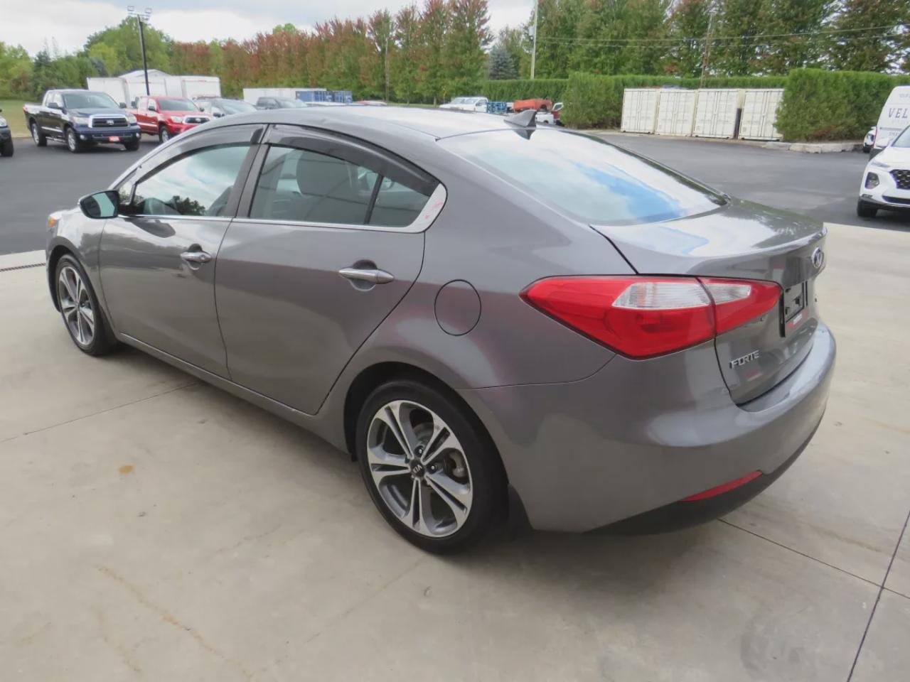 2016 Kia Forte EX (**VERY LOW KM!!**CLEAN TITLE/NO ACCIDENTS!!**SAFETY/CERTIFIED!!**ALLOY RIMS**HEATED SEATS**REVERSE CAMERA**DIGITAL TOUCHSCREEN**CUTSOM KIA RUBBER MATS**BLUETOOTH**CRUISE CONTROL**HEATED STEERING WHEEL**) Photo2