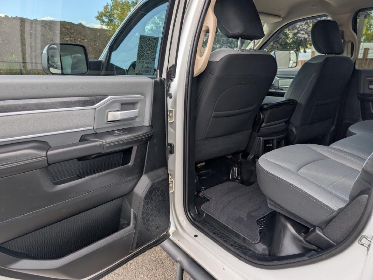 2020 RAM 3500 Big Horn  **18 SERVICE RECORDS - 6.4L HEMI** Photo