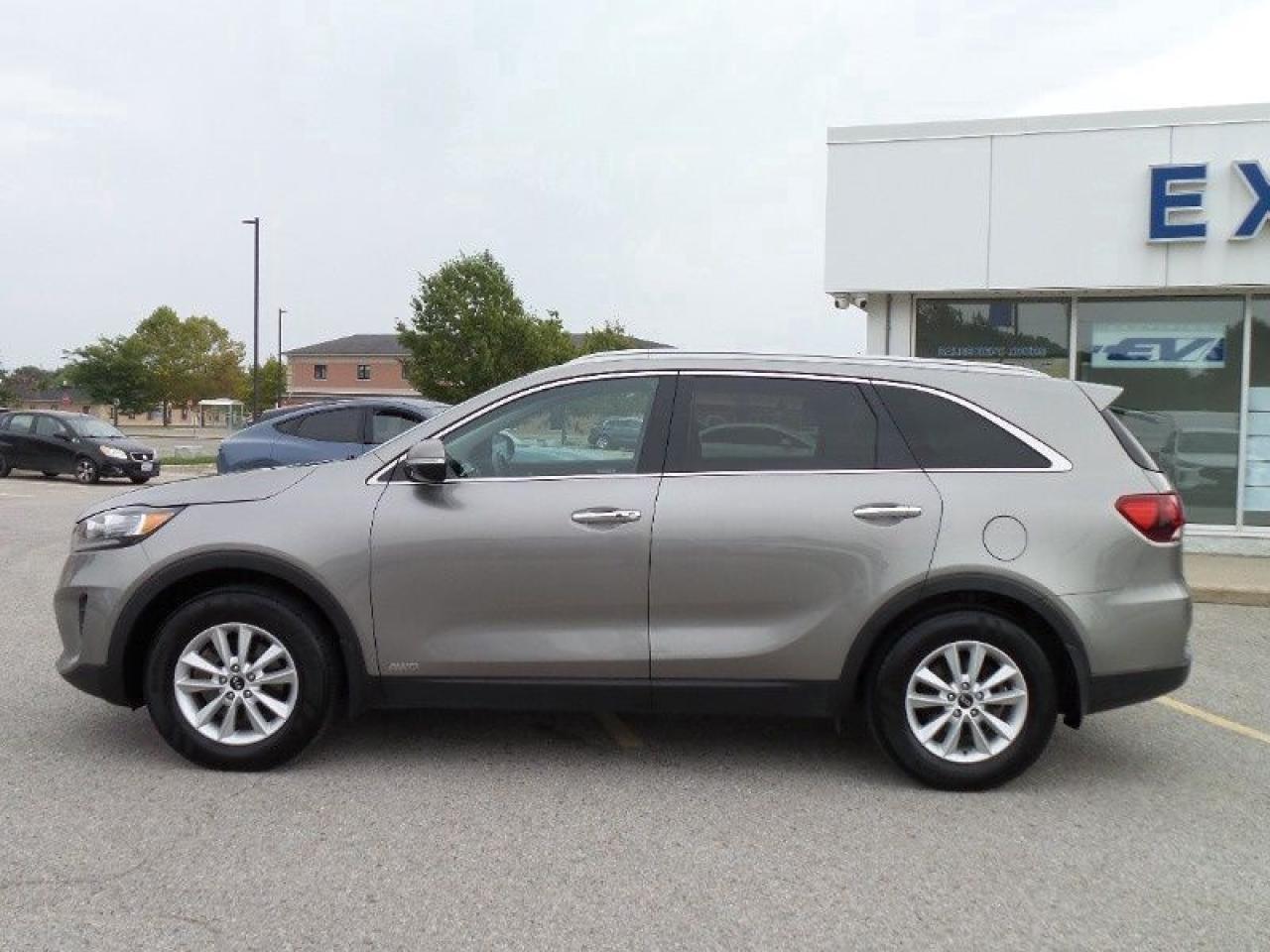 2019 Kia Sorento LX, AWD, 2.4L ENGINE, HEATED SEATS AND WHEEL! Photo