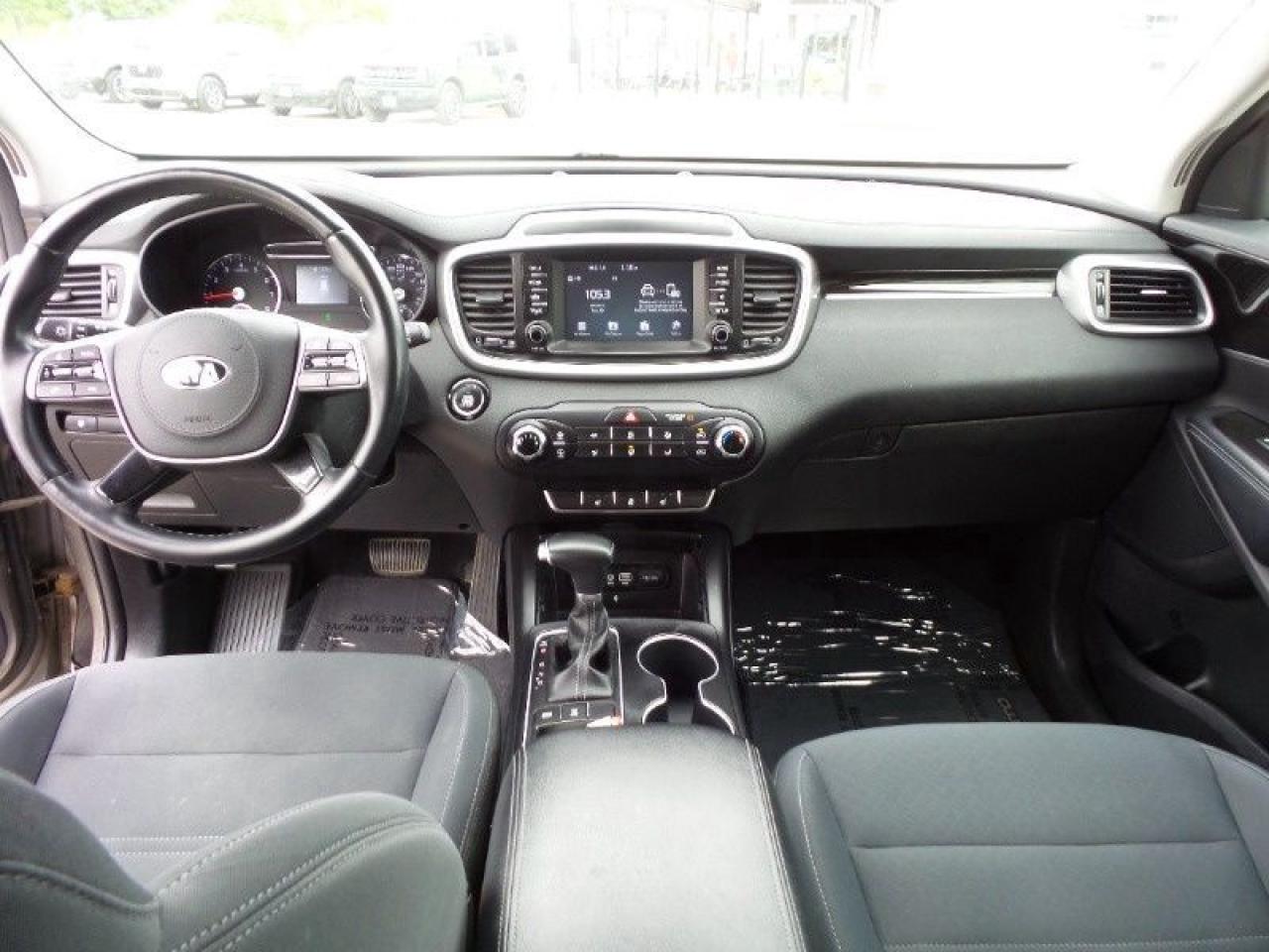 2019 Kia Sorento LX, AWD, 2.4L ENGINE, HEATED SEATS AND WHEEL! Photo