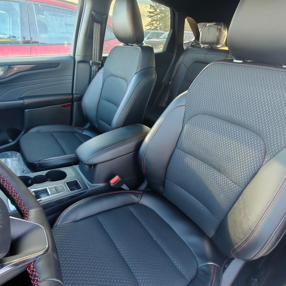 2025 Ford Escape ST-Line AWD Photo4